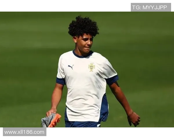 捡到世界杯足球的普通少年逆袭成全球瞩目的足球新星 捡到世界杯足球的普通少年逆袭成全球瞩目的足球新星