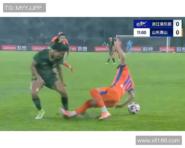 足球明星因比赛中肘击动作引发巨大争议裁判判罚与舆论热议不断 足球明星因比赛中肘击动作引发巨大争议裁判判罚与舆论热议不断