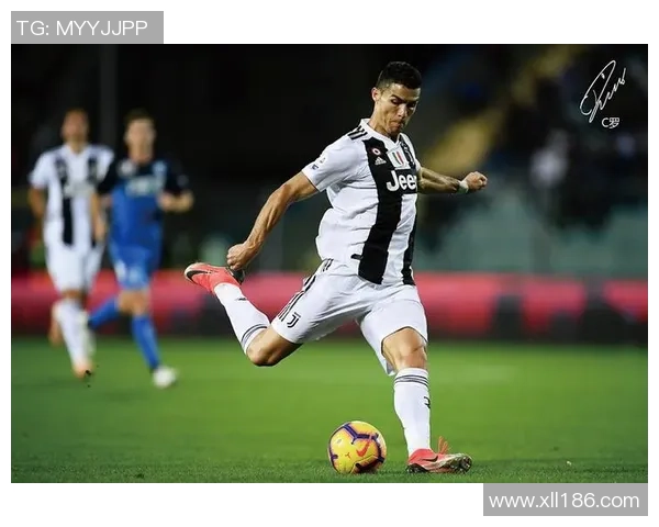 足球球星与女星短袖时尚碰撞 引领潮流新风尚 足球球星与女星短袖时尚碰撞 引领潮流新风尚