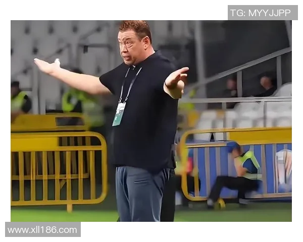 足球场上悠闲散步的球星是谁引发球迷热议揭秘他的独特魅力与原因 足球场上悠闲散步的球星是谁引发球迷热议揭秘他的独特魅力与原因