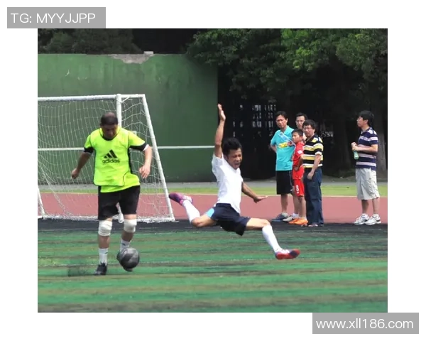 足球巨星传奇:从绿茵场到全球舞台的荣耀与挑战 足球巨星传奇:从绿茵场到全球舞台的荣耀与挑战